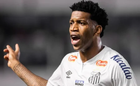 Gil Conclui Dez Jogos Consecutivos Como Titular no Santos Após Início Desafiador