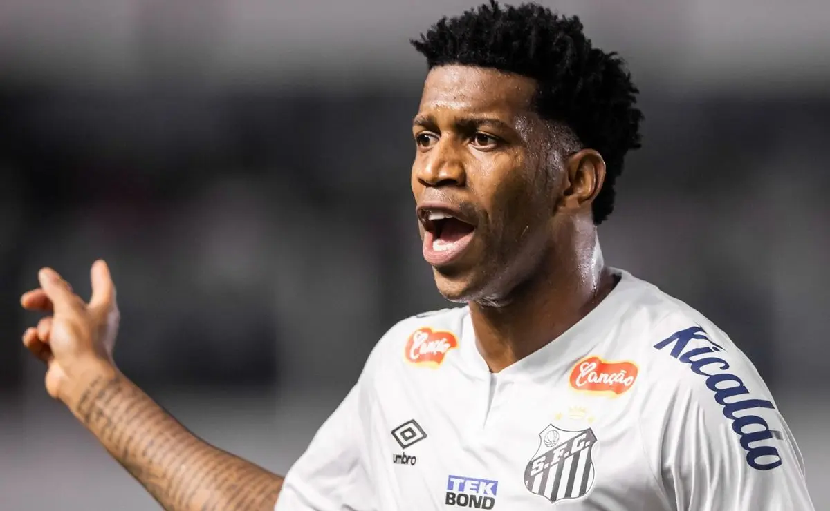 Gil Conclui Dez Jogos Consecutivos Como Titular no Santos Após Início Desafiador