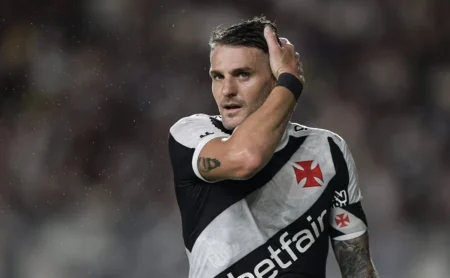 Vegetti comete gafe em campo: torcida do Vasco reage com ironia nas redes sociais