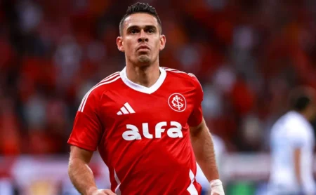 Internacional e Nacional empatam na Libertadores e Borré celebra desempenho ofensivo.