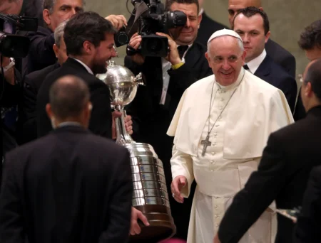 Avellino ascende em meio à morte papal: a ligação italiana com a sucessão vaticana