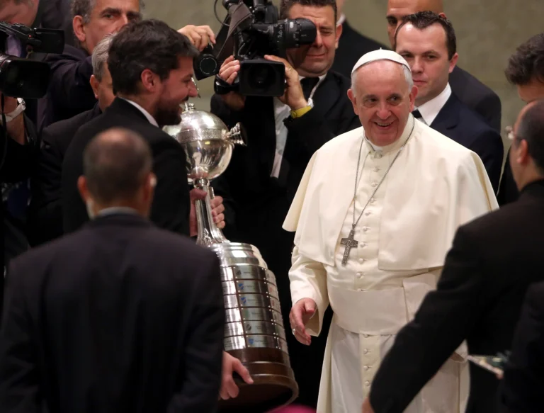 Avellino ascende em meio à morte papal: a ligação italiana com a sucessão vaticana