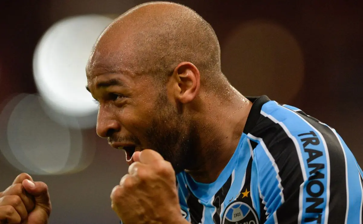 Fellipe Bastos se emociona ao recordar trajetória no Grêmio: "Realizei um sonho"