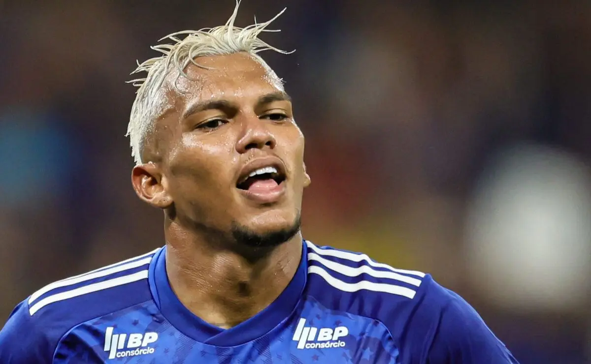 Veron, ex-Cruzeiro, luta para se firmar no Santos e enfrenta críticas