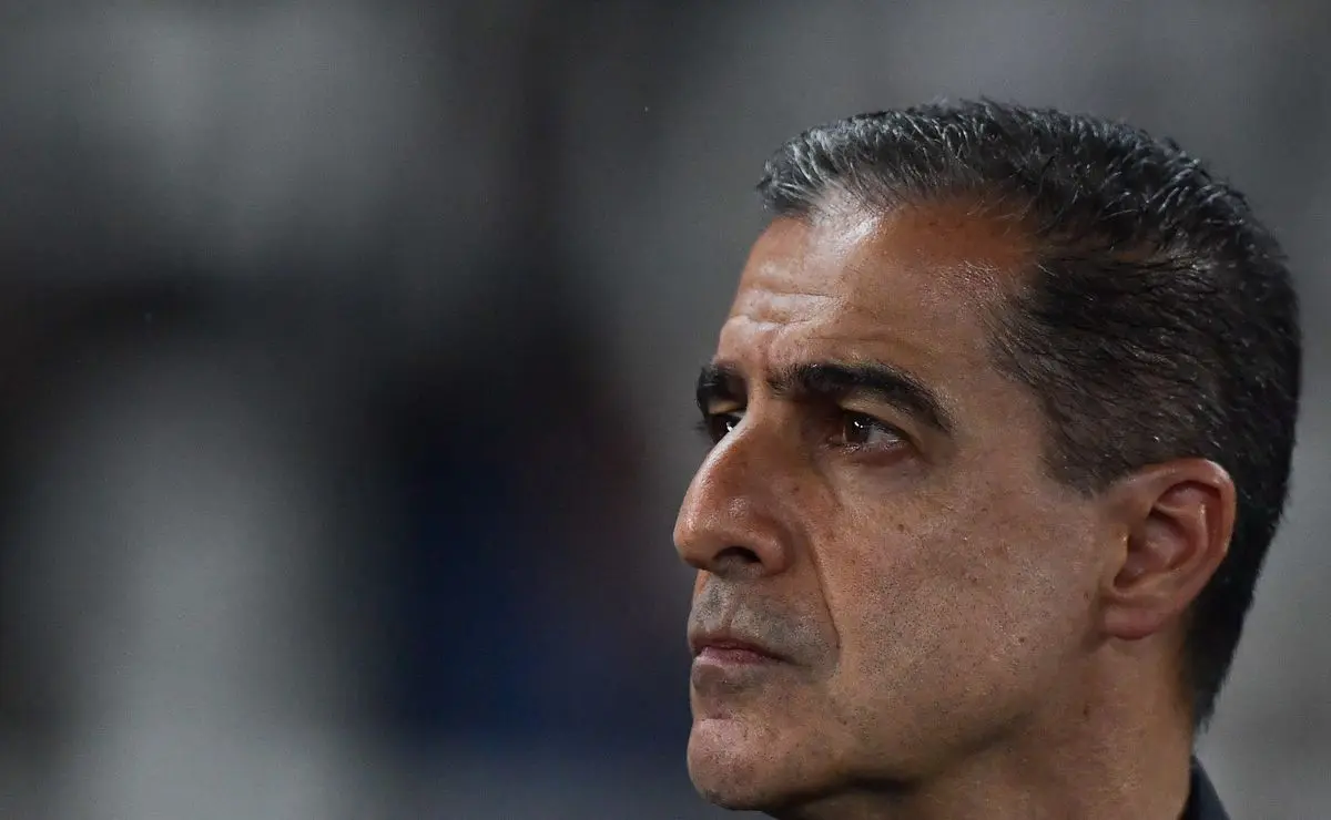 Paiva é culpado por revés do Botafogo na Libertadores e torcida critica Savarino em campo