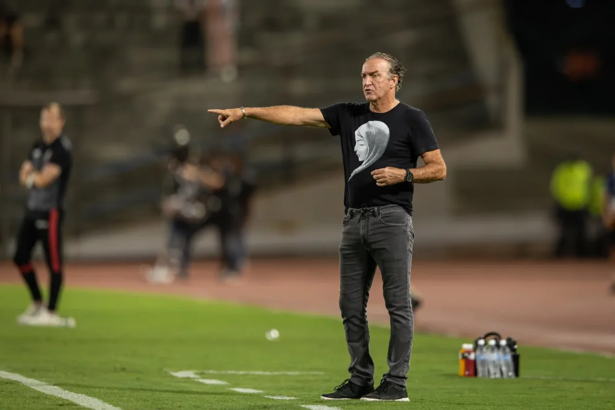 Cuca evita avaliar elenco, mas critica investimentos do Atlético-MG
