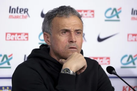Técnico do PSG afirma conhecer bem o Arsenal e não estuda o adversário