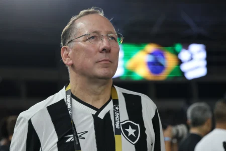Botafogo: Torcedores divulgam contato de Textor e clamam por Paiva fora; empresário muda número