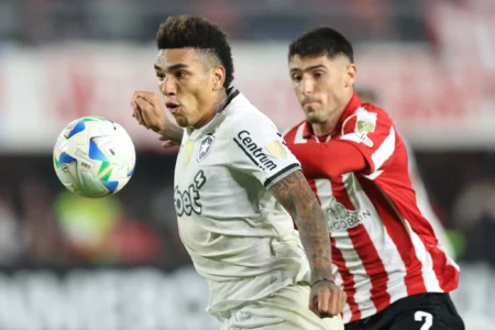 Igor Jesus compara trabalho de Paiva no Botafogo ao de Artur Jorge.