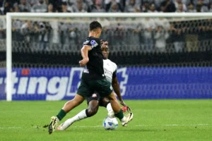 Corinthians e Racing-URU: Félix Torres recebe cartão vermelho em início de partida.