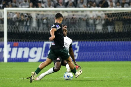 Corinthians e Racing-URU: Félix Torres recebe cartão vermelho em início de partida.