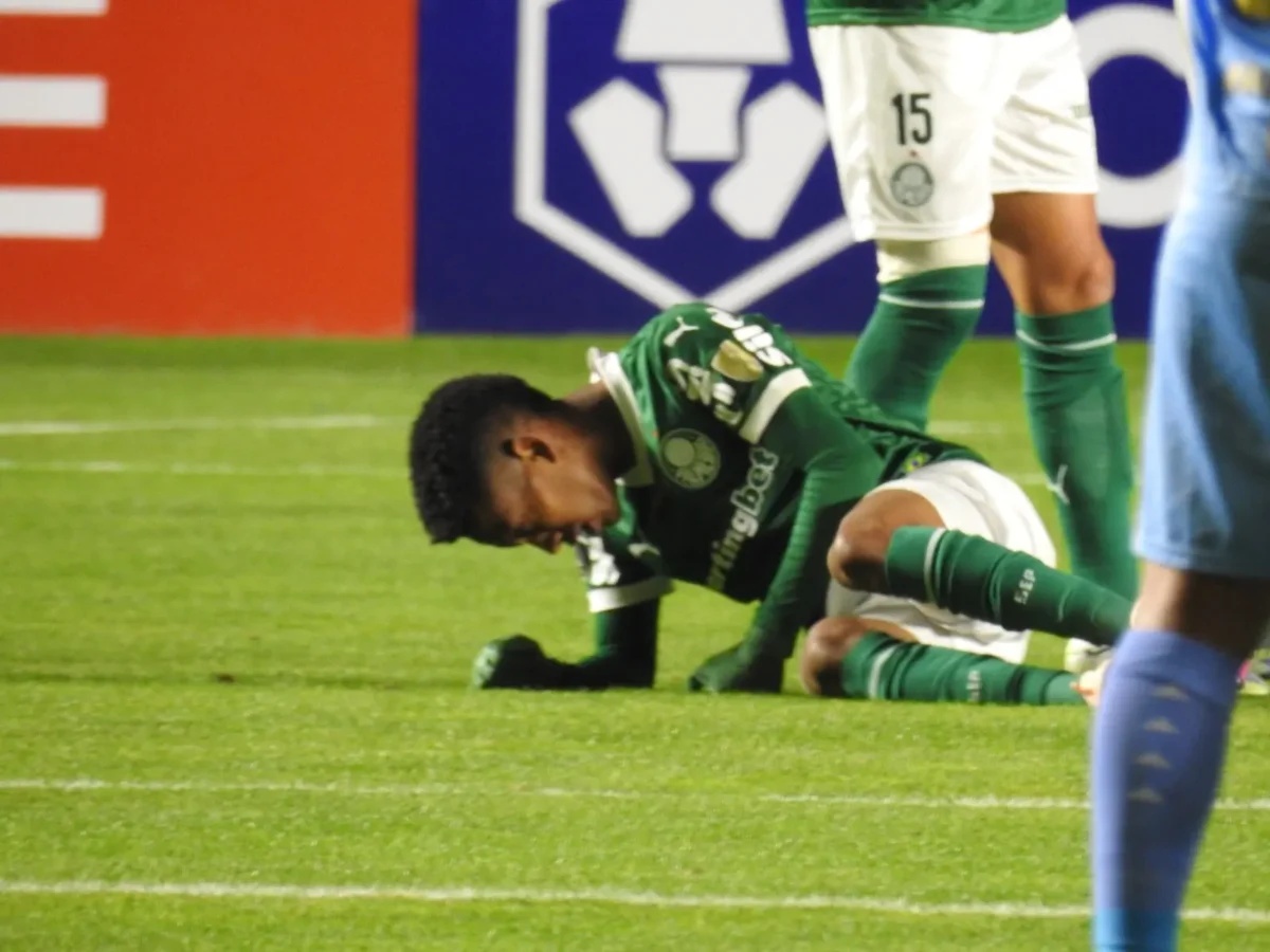 Estêvão passa mal e é substituído em partida do Palmeiras na altitude