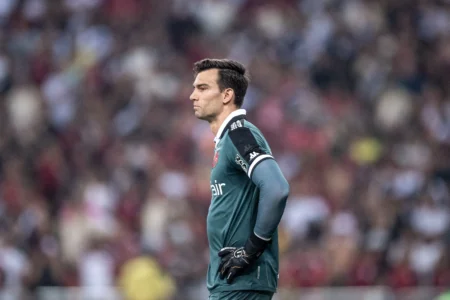 Vasco propõe renovação a Léo Jardim com aumento salarial e contrato até 2030