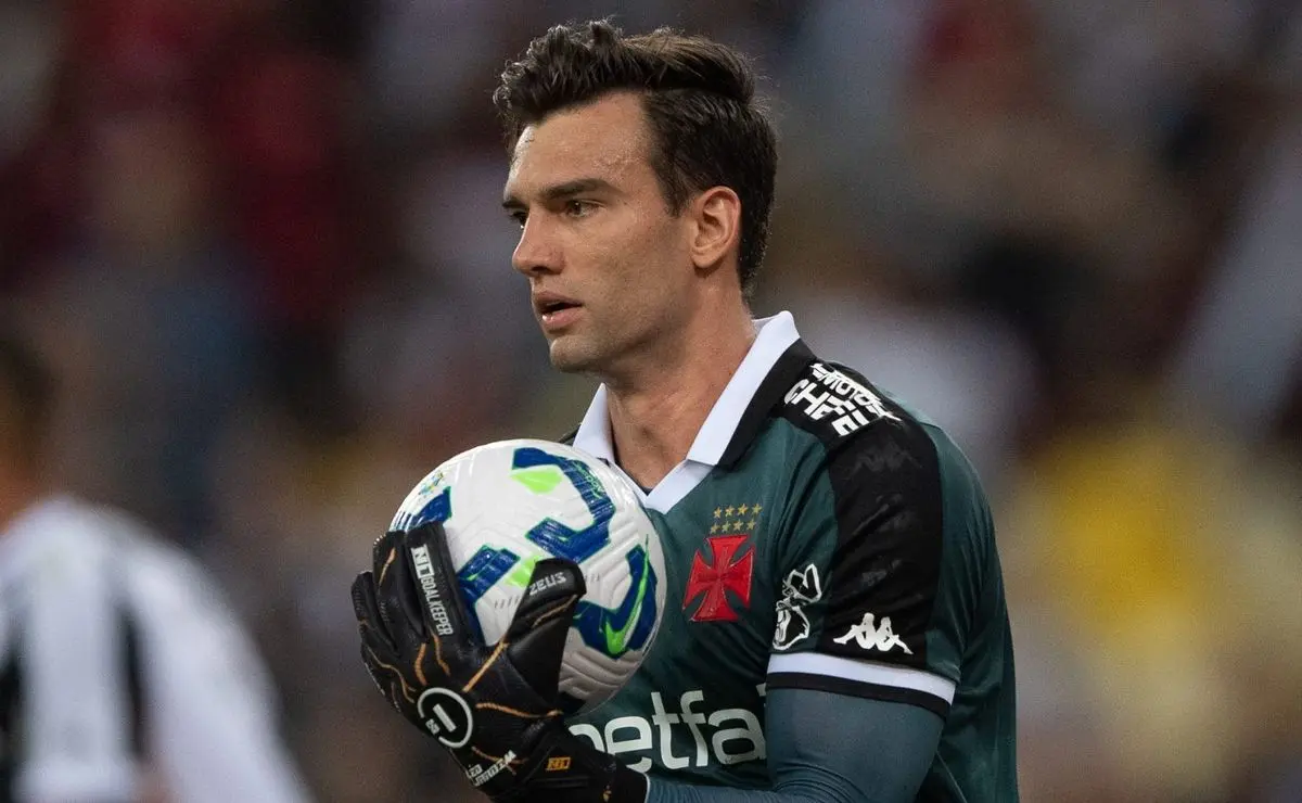 Vasco aprimora oferta para renovação de Léo Jardim e elabora projeto de carreira para o goleiro