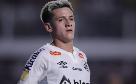 Léo Godoy se pronuncia após invasão no CT e descarta pedido para sair do Santos: "Em nenhum momento"