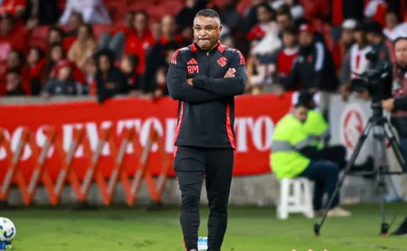 Roger Machado responde a jornalista em coletiva do Internacional e sai em defesa de Valencia: “Não percebi má vontade”