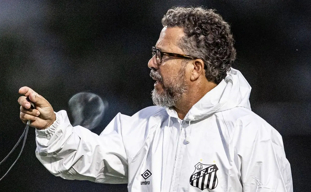 Cléber Xavier: Postura Aprovada por Jogadores e Decisões no Santos em Seu Primeiro Dia
