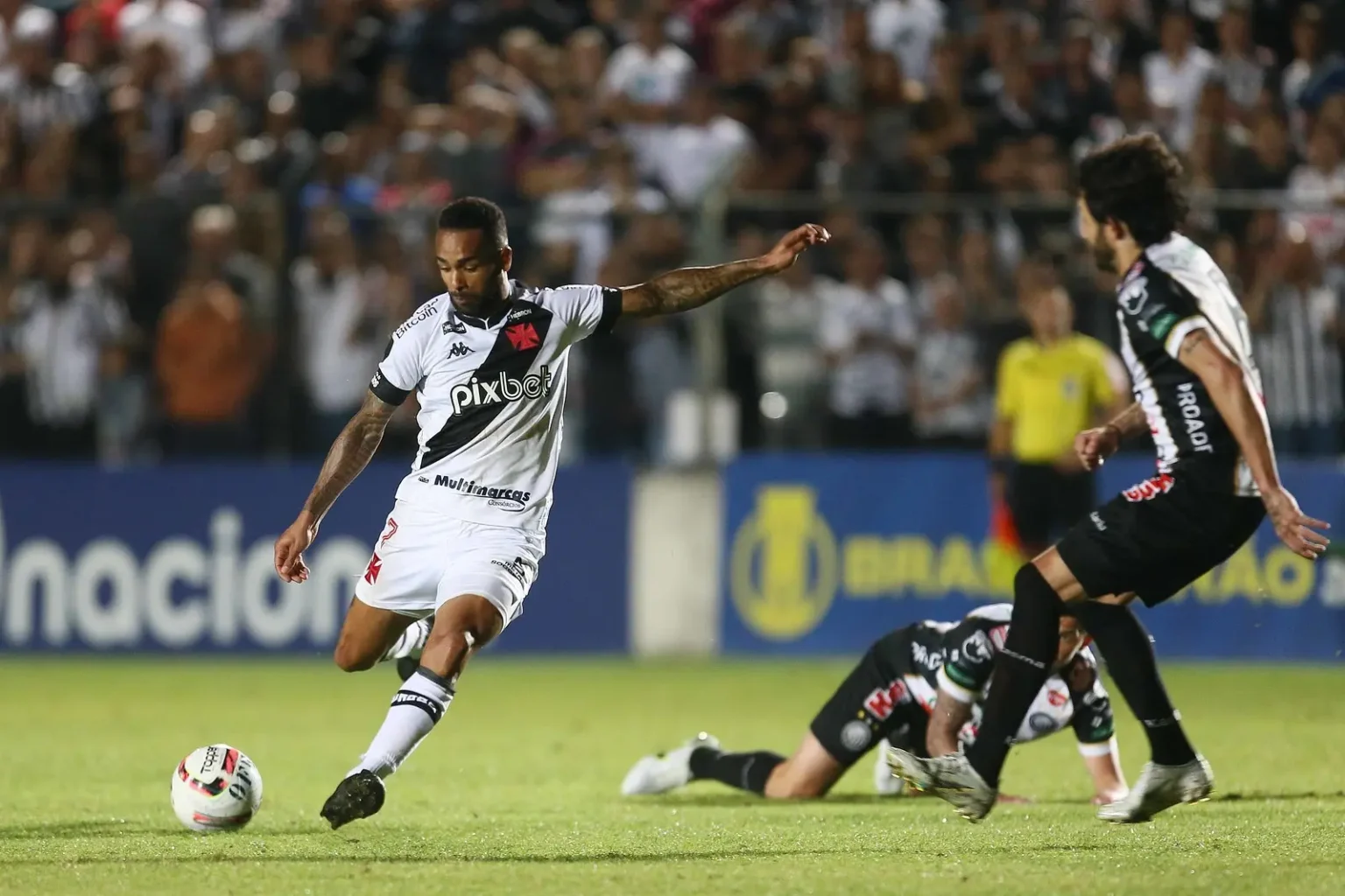 Alex Teixeira Reencontra Cenário Glorioso no Vasco com Apoio de Felipe