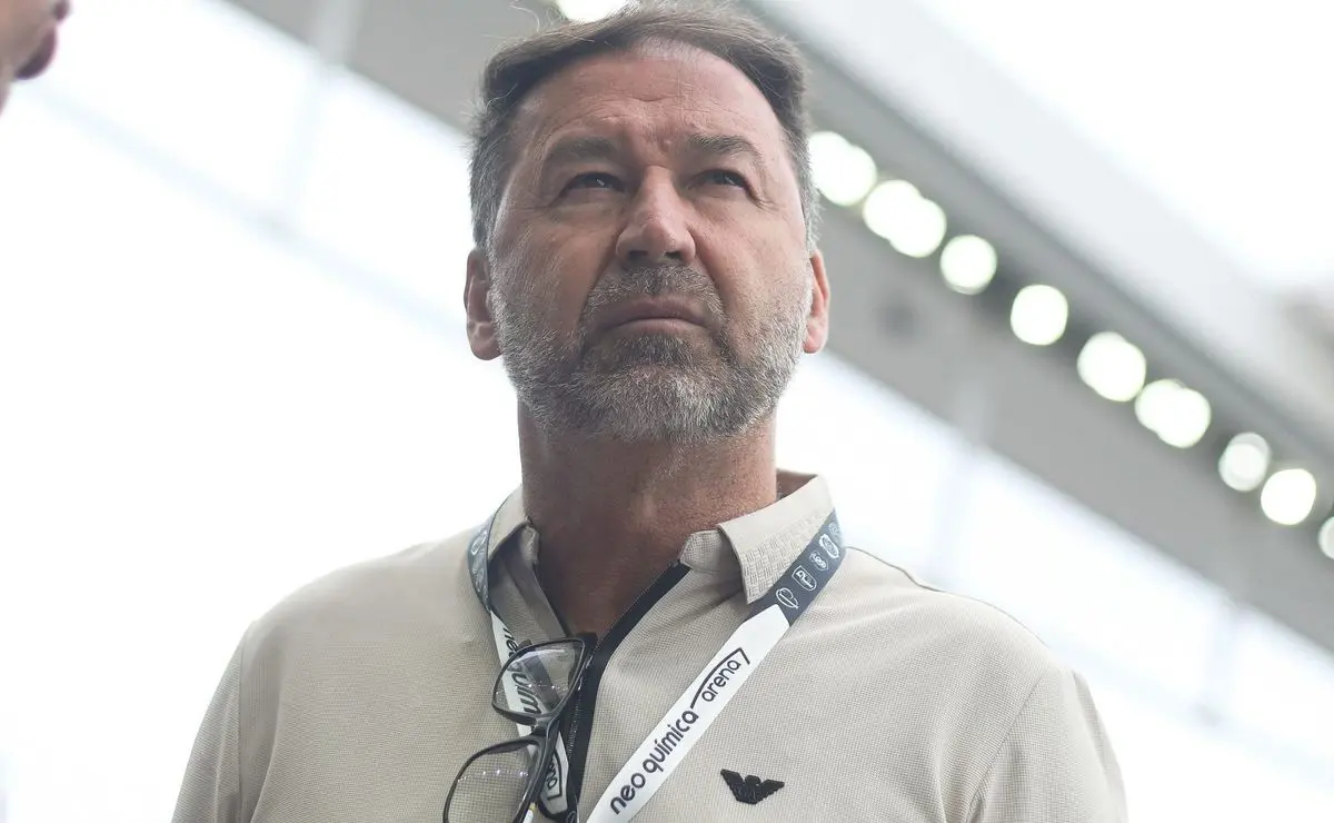 Augusto Melo sob ataque da torcida do Corinthians em protestos: "Podcast em excesso, futebol em falta"