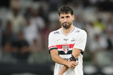 Calleri, com pênalti desperdiçado e expulsão, afunda no Cartola.