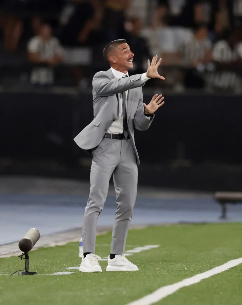 Técnico do Carabobo enaltece futebol brasileiro após revés para o Botafogo: "Nível elevado"
