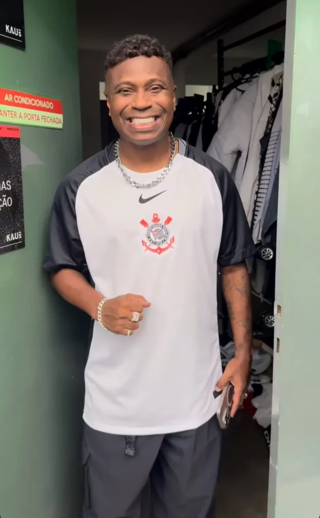 Corinthians: Nova camisa vaza com Edílson Capetinha em foto nas redes sociais