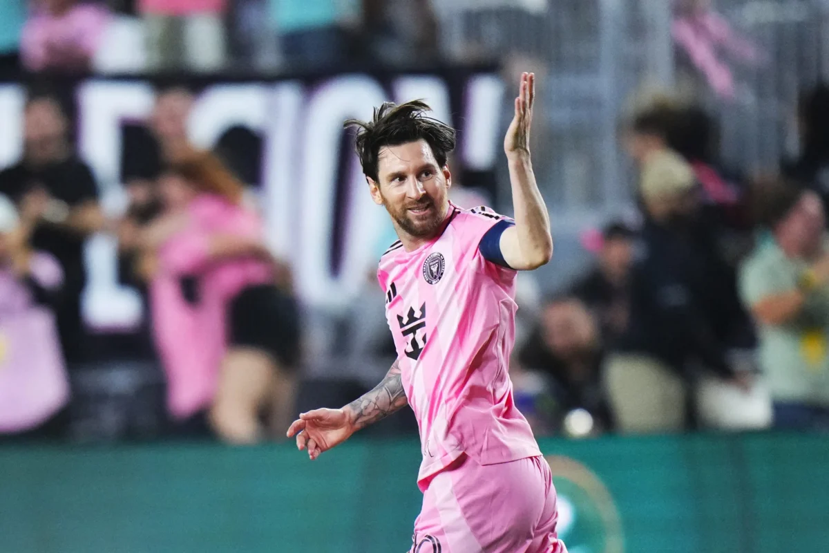 Defensor brasileiro enfrenta Messi e recebe crítica de Suárez: assista ao vídeo