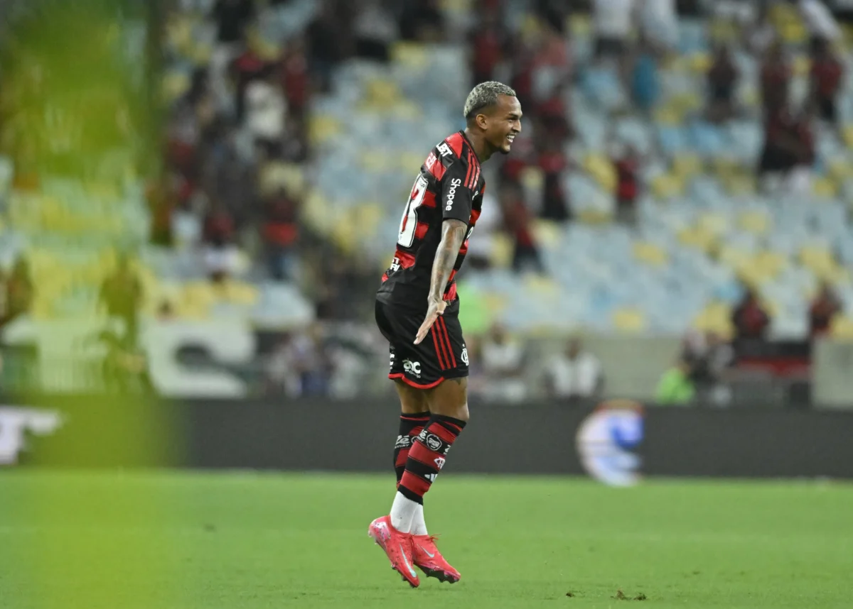 Wesley pede perdão por discussão online com torcedor após revés do Flamengo na Libertadores