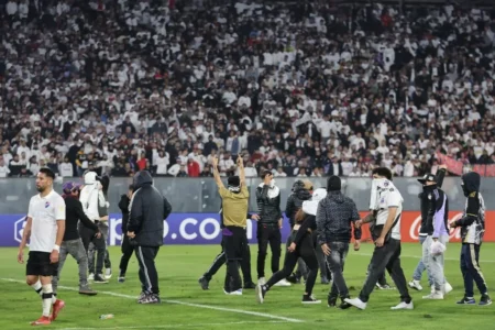 Investigação do Ministério Público do Chile sobre atuação policial em óbitos de torcedores no jogo Colo-Colo x Fortaleza.