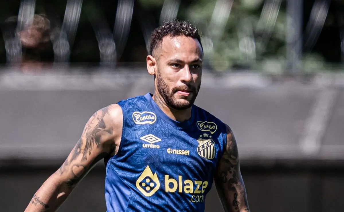 Marcelo Teixeira: Atacante almeja Santos de Neymar, porém diretoria barra Julio Furch.