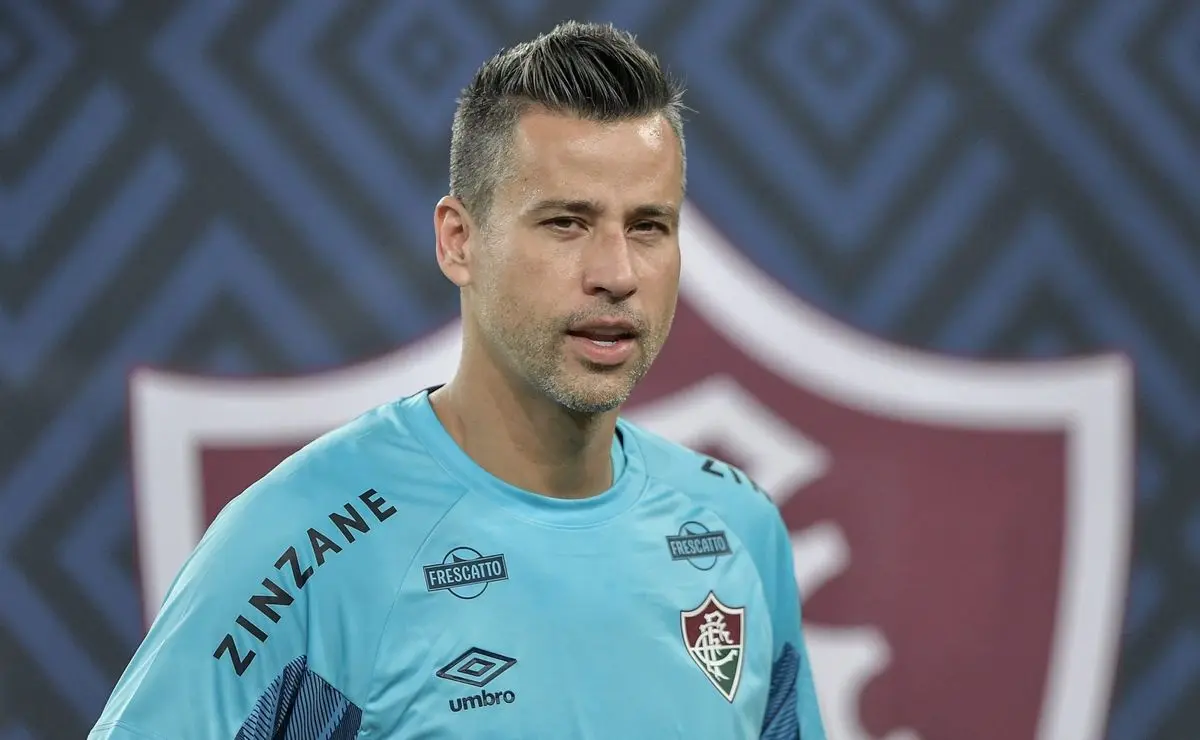 Fábio celebra renovação com o Fluminense e almeja: “Levar alegria à torcida”