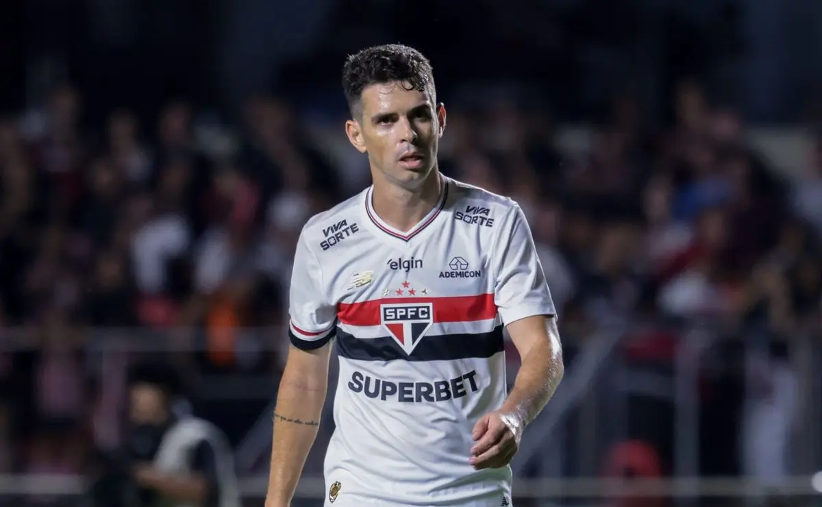 Oscar treina com bola visando volta, porém São Paulo foca em Libertadores