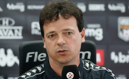 Vasco se aproxima de Fernando Diniz com oferta salarial de R$ 1 milhão mensais