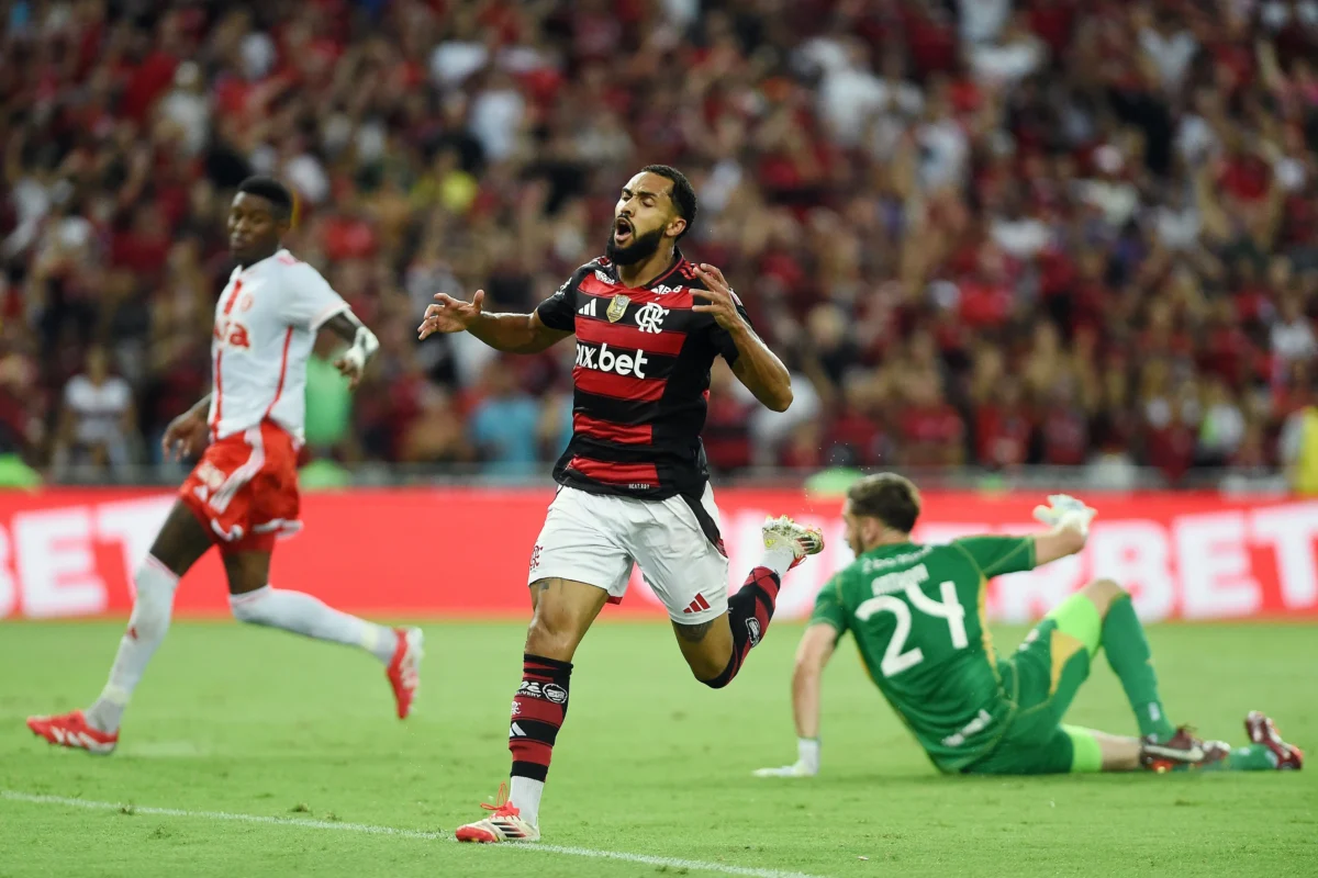 Impacto da volta de Pedro no Flamengo: Juninho perde espaço em campo.