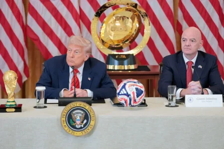 Trump vê vaga na Copa de 2026 como oportunidade de paz, após exclusão russa.