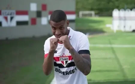 André Silva, artilheiro do São Paulo em 2025, concilia futebol com boxe: "Pronto para tudo"