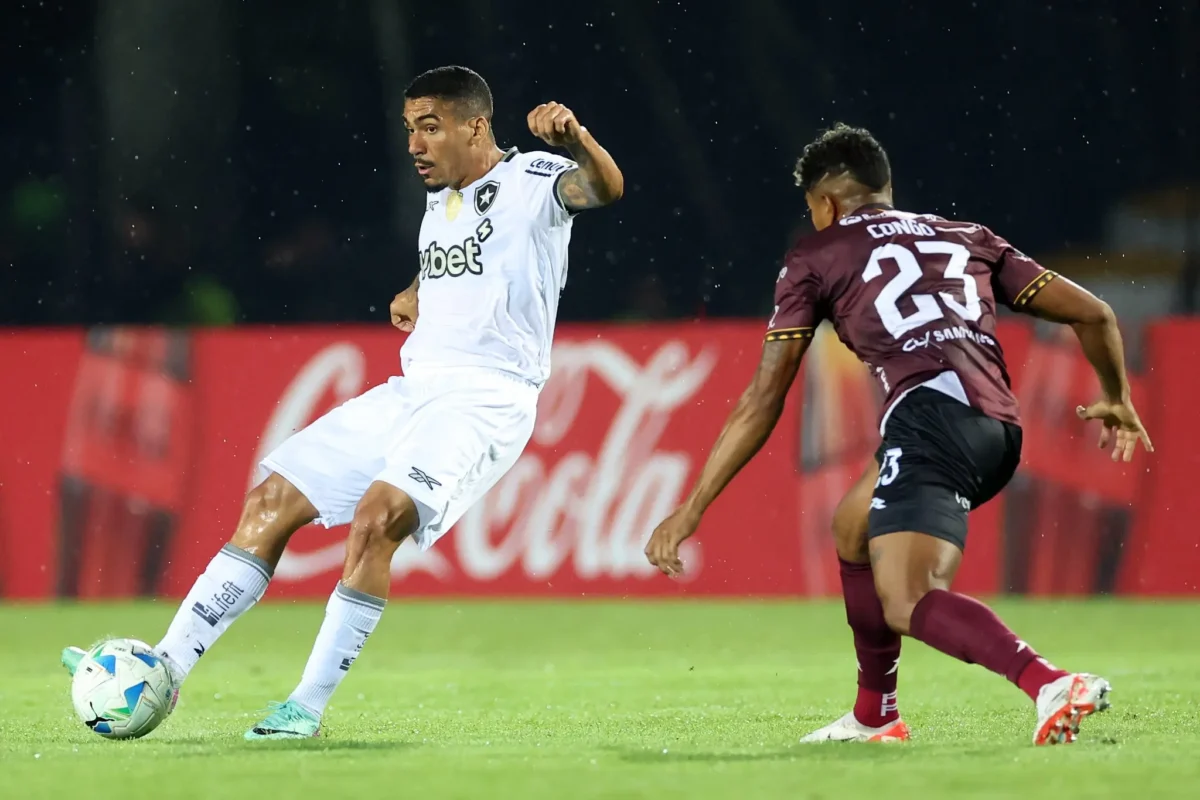Allan se destaca em vitória do Botafogo com atuação impactante.