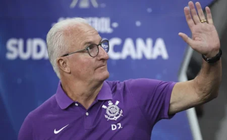 Dorival Júnior adia chance de feito inédito no Corinthians após empate na Sul-Americana