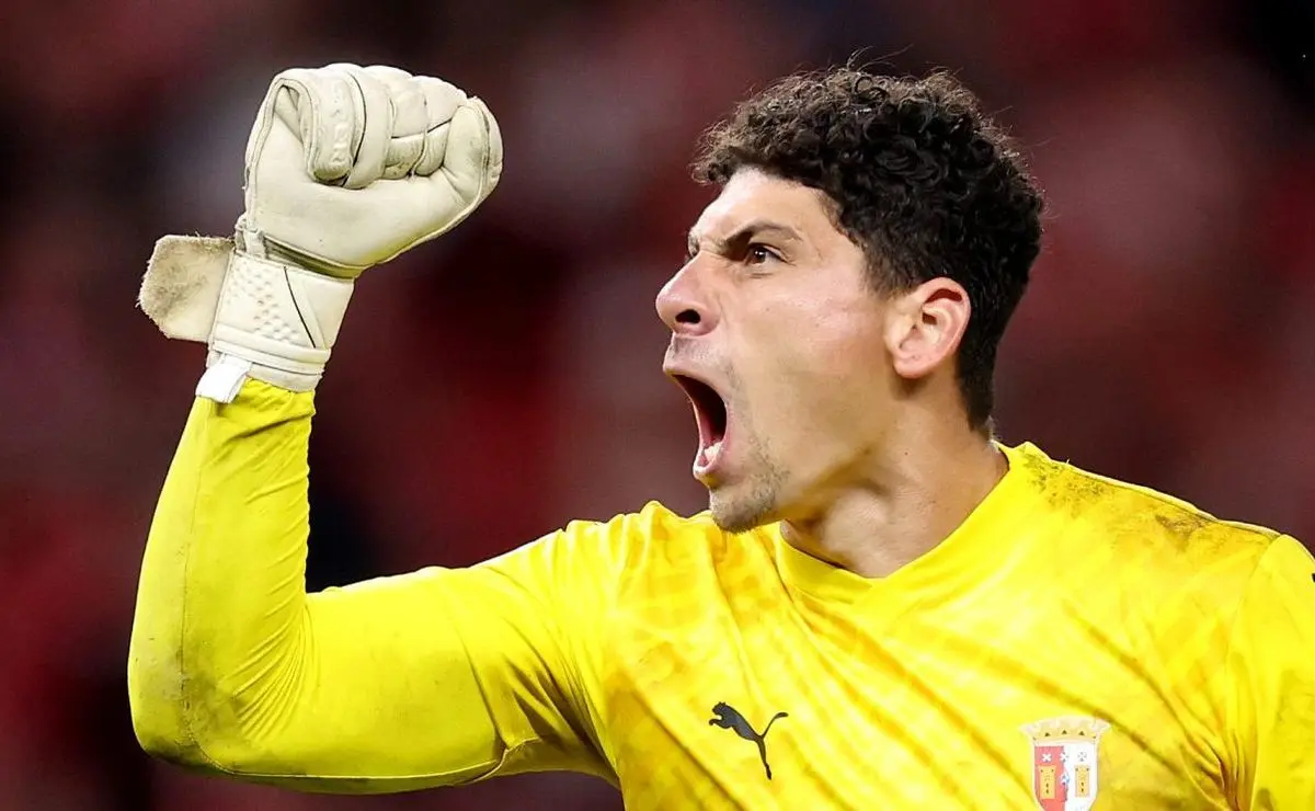 Corinthians negocia com Matheus Magalhães, do Ajax, enquanto enfrenta disputa do mundo árabe