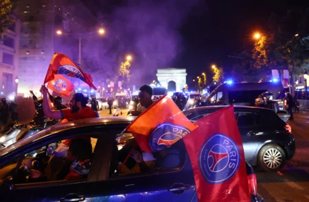 Festa da torcida do PSG na Champs-Élysées celebra vaga na final da Champions: veja fotos