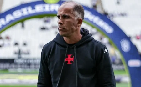 Felipe se desculpa com a torcida vascaína após derrota para o Puerto Cabello.