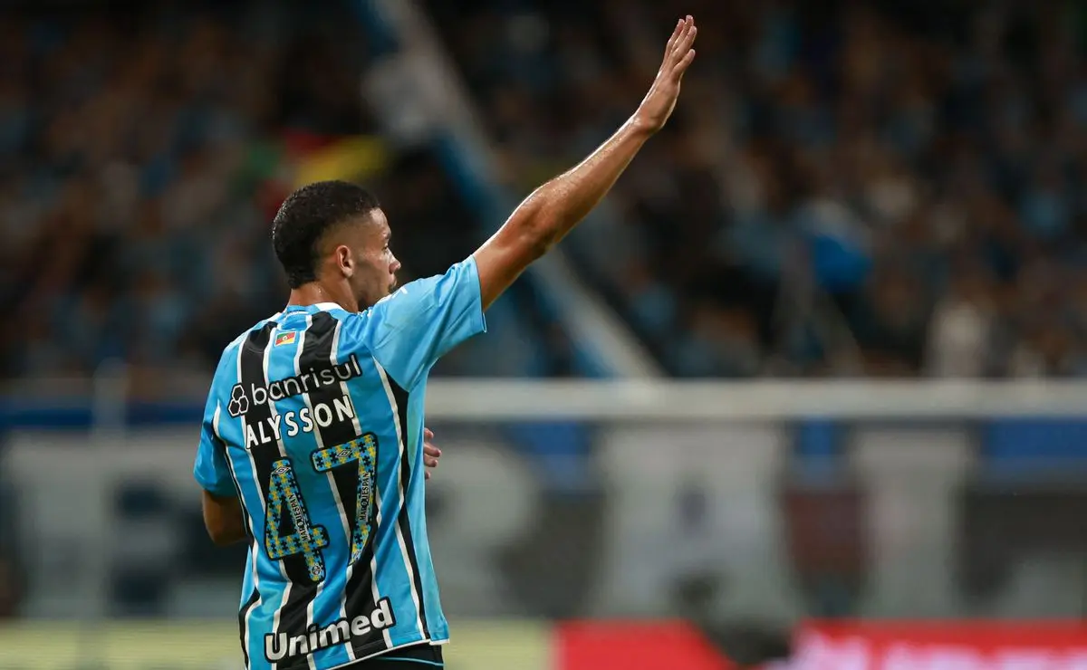 Alysson Brilha na Sul-Americana e Desperta Atenção com Multa Alta no Grêmio