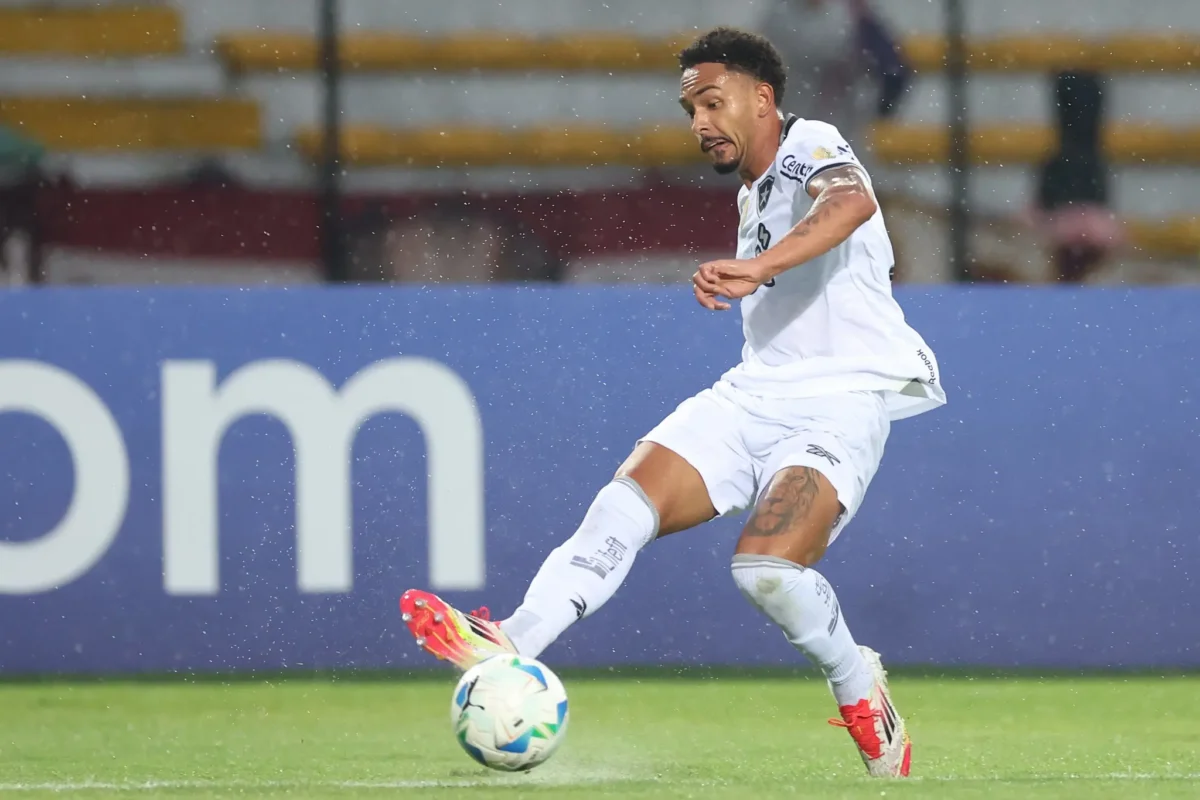 Laterais de Renato Paiva: constante rodízio no Botafogo em foco