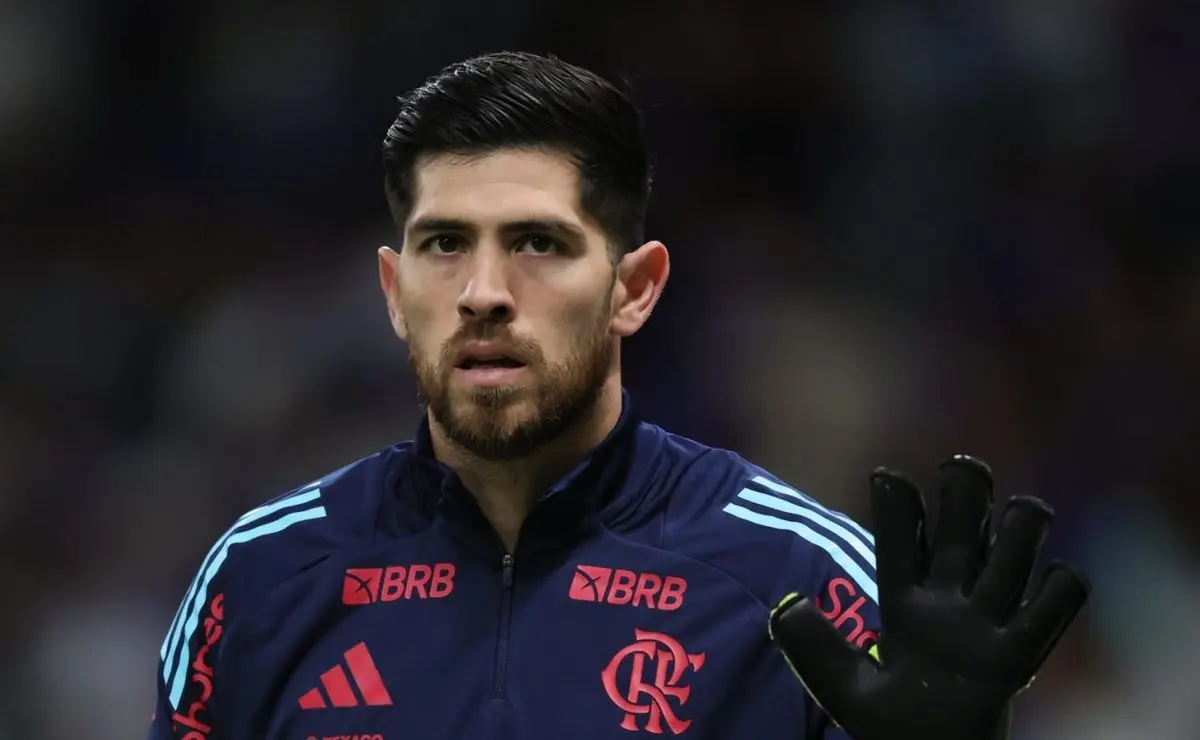 Tentativa de assalto: Carro de Rossi, goleiro do Flamengo, é atingido por disparos.