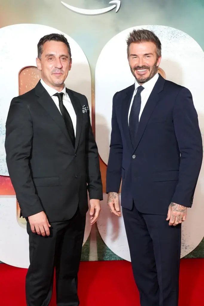 Neville e Beckham adquirem clube da quarta divisão inglesa, inspirados no Wrexham.