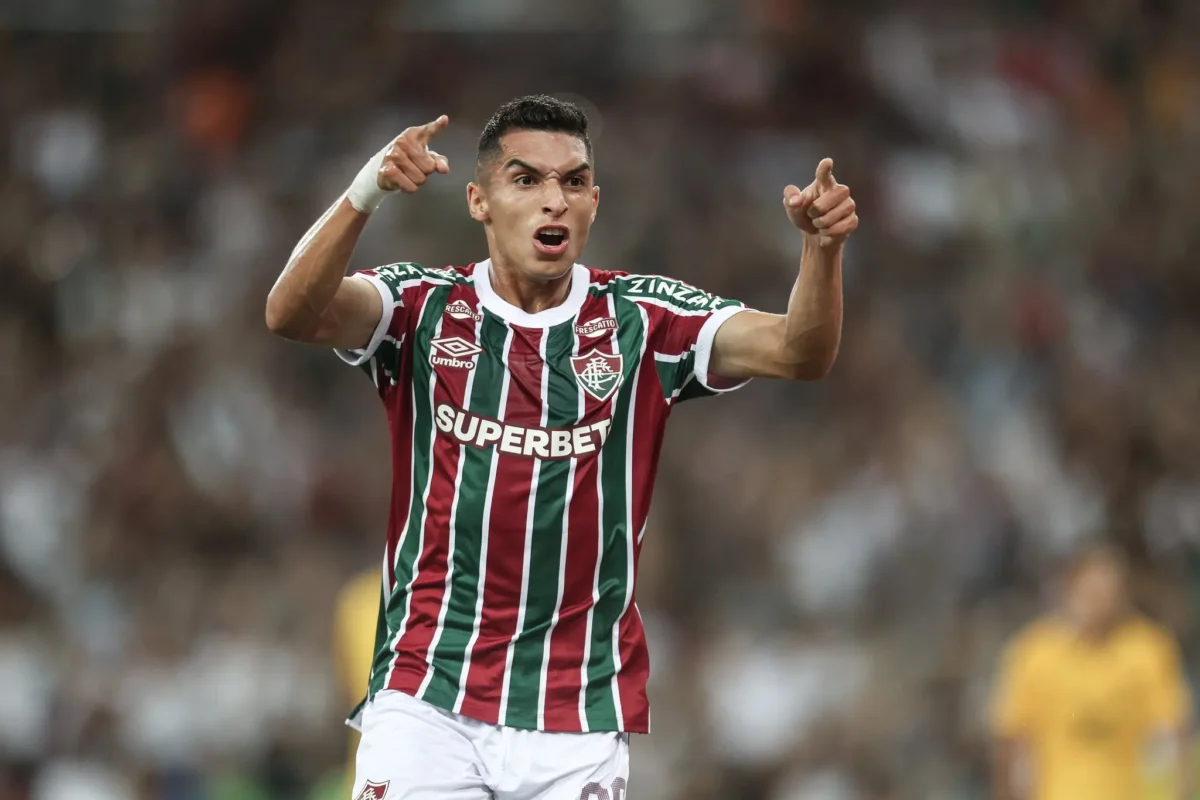Serna se destaca pela versatilidade e assume protagonismo no Fluminense, suprindo ausências de Cano e Everaldo