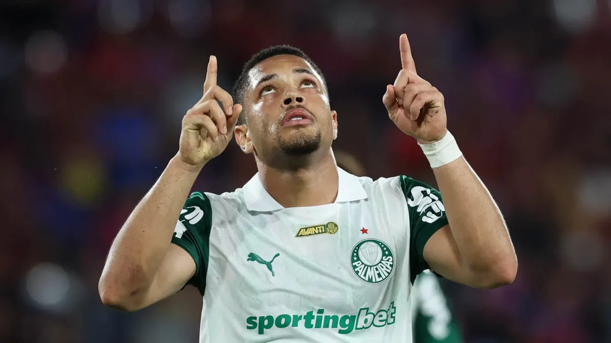 Cristiano Ronaldo também falha: Vitor Roque se cobra, mas recebe apoio no Palmeiras