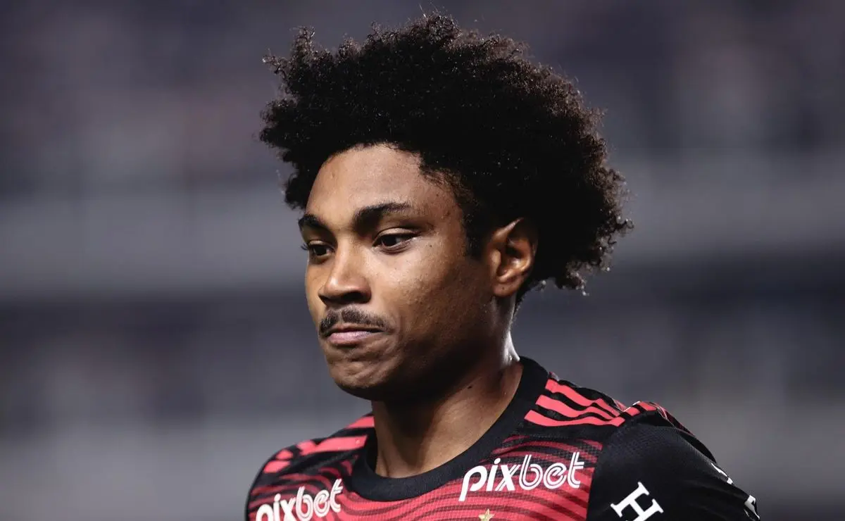 Mário Bittencourt desiste de contratação de Vitinho após pressão da torcida do Fluminense