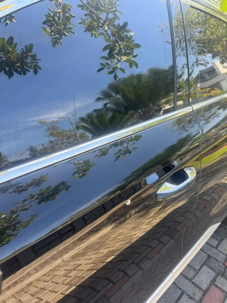 Carro de Rossi, do Flamengo, é alvejado em tentativa de assalto: veja como ficou