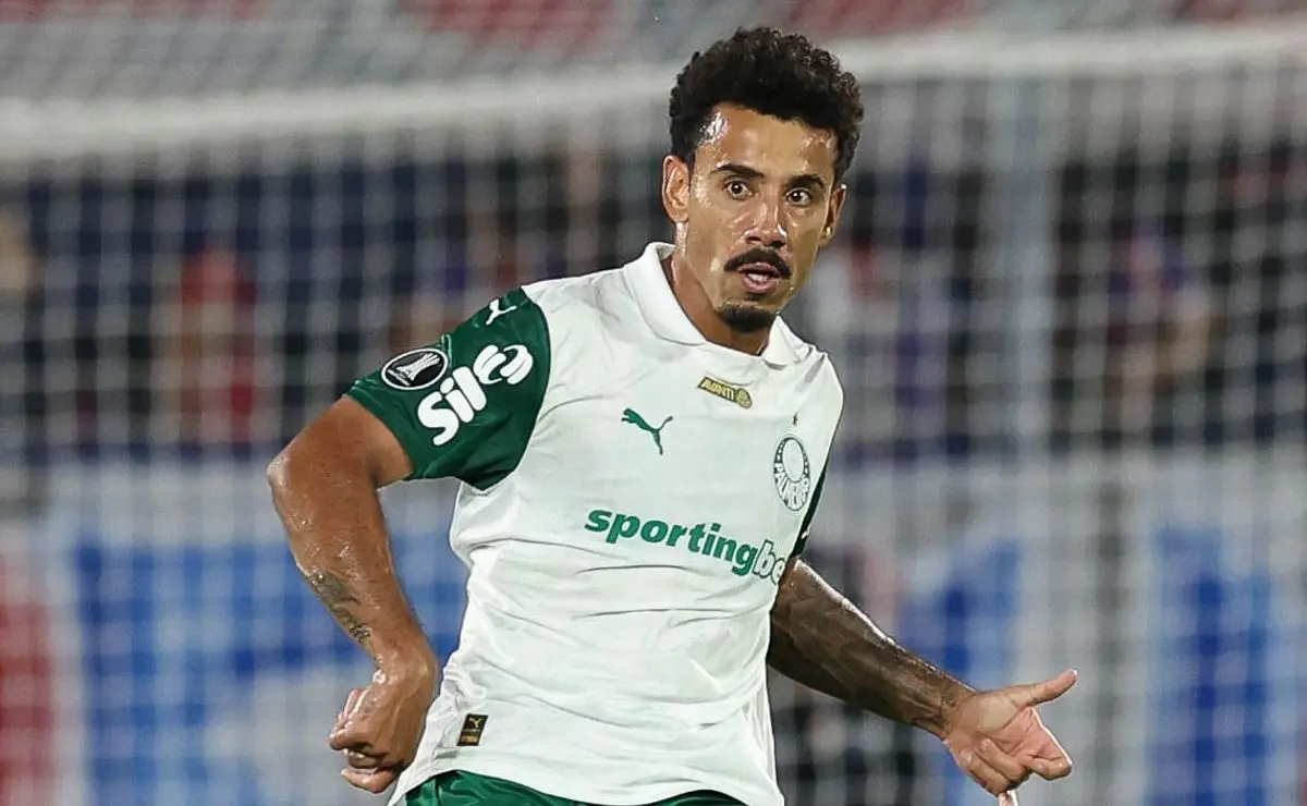 Lucas Evangelista Manifesta Apoio a Vitor Roque no Palmeiras Após Lance: "Resiliente"